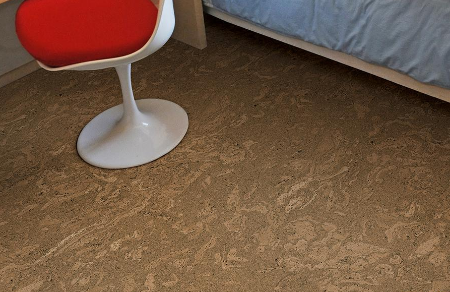 Пробковый пол клеевой Corkstyle Eco Cork Madeira Mocca 915×305×6 фото в интерьере